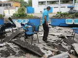 Fotograf&iacute;a de archivo del 20 de enero que muestra a un hombre mientras observa los da&ntilde;os causados por la explosi&oacute;n de un coche bomba en un sector comercial junto a la Fundaci&oacute;n de Derechos Humanos Joel Sierra, en Saravena, departamento de Arauca (Colombia).