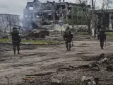 Soldados rusos desminando un edificio devastado en Mariúpol.