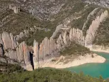 Esta curiosa formación rocosas, conocida como las murallas de Finestres, se encuentra en Huesca y forma parte de la Sierra del Montsec. Se originaron a raíz de la erosión del viento y del agua en esta zona del Prepirineo, que se fue modelando hasta convertirse en la especie de Muralla China que es hoy en día.