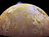 Imagen tomada por la misión Galileo de la NASA del terreno accidentado y las erupciones volcánicas de Io.