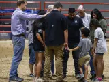 Adultos y niños rezan durante la vigilia en memoria de las víctimas de la escuela de primaria de Uvalde, Texas (EE UU), donde un joven mató a 19 niños y dos profesoras.