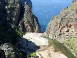 La playa de Mallorca escondida entre acantilados donde se celebran conciertos