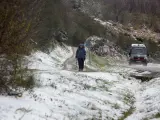 Una peregrina realiza el Camino de Santiago, en una imagen de archivo.