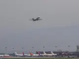 Un vuelo nacional de Yeti Airlines despega desde el aeropuerto de Kathmandu en la búsqueda del avión desaparecido en Nepal.