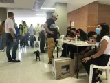 Votantes votando en Calle de los Estudiantes en Bucaramanga.