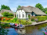 As&iacute; es Giethoorn, uno de los pueblos m&aacute;s bonitos del mundo y en el que los coches est&aacute;n prohibidos