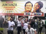 Seguidores de Gustavo Petro celebran su victoria electoral.