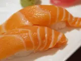 Imagen de archivo de dos piezas de sushi de salmón.