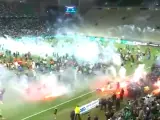 Asalto al campo del Saint Etienne por parte de sus propios aficionados