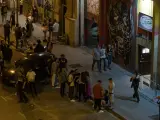 Grupos de j&oacute;venes en el Tri&aacute;ngulo Golfo del Poblenou.