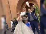 Una pareja de recién casados vive un 'fail' épico en su boda con dos palomas.