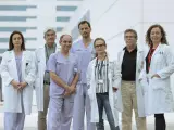 El doctor Gabriel Sales (3º i), jefe del servicio de Cirugía Torácica y Trasplante Pulmonar del Hospital La Fe de València junto a los integrantes del equipo