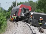 Servicios de emergencia trabajan en el lugar del descarrilamiento de un tren en Garmisch-Partenkirchen, en los Alpes alemanes.