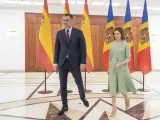 El presidente del Gobierno, Pedro Sánchez, es recibido por Maia Sandu, la presidenta de Moldavia.