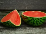 Al igual que el melón, es una fruta típica del verano. Madura en primavera y es en los meses estivales cuando se consume. Es muy refrescante.