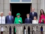 La reina Isabel II junto a su familia en el balcón del Palacio de Buckingham