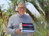 Bill Gates con sus libros recomendados para verano
