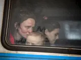 Mujer Ucraniana con sus hijos