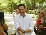 Juanma Moreno, el domingo en el parque de María Luisa de Sevilla.