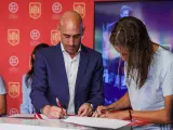 Luis Rubiales firmando el acuerdo