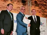 El consejero de Administración local y Digitalización, Carlos Izquierdo, recogiendo el premio en Málaga.