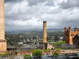 En el pueblo de Villanueva del R&iacute;o y Minas, en Sevilla, espera al viajero una amplia oferta de turismo: desde rutas por la naturaleza y deportes de aventura hasta visitas a su patrimonio hist&oacute;rico, en el cual destacan las ruinas romanas de Mulva - Munigua y la iglesia de Santiago el Mayor.