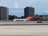 Tres personas resultaron heridas leves en un incendio que se produjo este martes por la tarde en un avión de pasajeros procedente de la República Dominicana al aterrizar de emergencia, en el Aeropuerto Internacional de Miami (MIA), en EE UU.