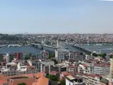 En su momento fue el edificio más alto de Estambul, y aunque ya no ostente ese puesto, nos sigue ofreciendo las mejores vistas de la ciudad turca. Hablamos de la Torre Gálata, una imponente edificación que adorna el horizonte de la urbe con sus 66 metros de altura y la interesante historia que guarda detrás.