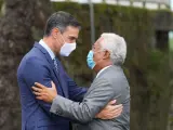 El presidente del Gobierno, Pedro Sánchez, saluda a su homólogo de Portugal, Antonio Costa