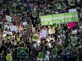 Miles de personas a favor del derecho a abortar protestan en Los Ángeles (California) tras la decisión del Tribunal Supremo.