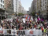 La manifestación en contra de la OTAN, a su llegada a la Plaza de España de Madrid.