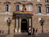 El Ayuntamiento de Barcelona y la Generalitat cuelgan la bandera LGTBI