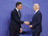 Pedro Sánchez saluda a Joe Biden en la primera jornada de la cumbre de la OTAN.
