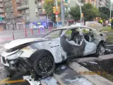 Imagen del coche accidentado en la calle Marina de Barcelona.