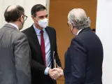 Pedro S&aacute;nchez saluda al CEO de Endesa, Jos&eacute; Bogas, en presencia del presidente de Iberdrola, Ignacio Gal&aacute;n