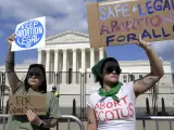 Activistas protestan contra el fallo que prohíbe el aborto frente al Tribunal Supremo en Washington (EE UU).