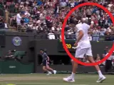 Tsitsipas manda una bola descontrolada a la grada.