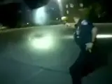 Agentes de la Policía de Akron (Ohio, EE UU) disparan contra el afroamericano Jayland Walker, en una captura de un vídeo grabado por las cámaras corporales de los propios agentes.