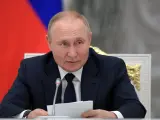 El presidente de Rusia, Vladimir Putin, durante una reuni&oacute;n con los l&iacute;deres de los grupos parlamentarios en el Kremlin.