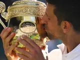 Novak Djokovic besa su cuarto Wimbledon consecutivo.