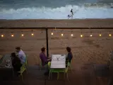 La terraza de un restaurante, frente a la playa de la Barceloneta