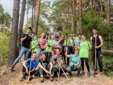 Grupo de jóvenes en un campo de voluntariado.