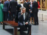 Mario Draghi recibe una llamada en la visita de los l&iacute;deres de la OTAN al Museo del Prado, antes de abandonar la cumbre