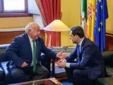 Jes&uacute;s Aguirre y Juanma Moreno, en su encuentro en el Parlamento andaluz.