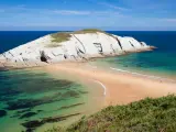 A pesar de su cercanía con la ciudad de Santander, la playa de Covachos es una desconocida para muchos. Sin embargo, su sorprendente belleza y el increíble paisaje natural en el que está envuelta hacen que merezca totalmente la pena acercarnos a ella y descubrir lo que nos ofrece, que no es poco.