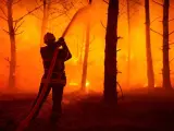 Un bombero lucha contra el fuego en la Gironde, Francia.