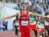 El marroquí Soufiane El Bakkali cruza la meta en la final de los 3.000 metros obstáculos en los Mundiales de Atletismo de Eugene (EE UU).