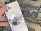 El iPhone ya no funciona, pero el vídeo muestra cómo una bala no logra traspasarlo.