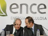 El presidente de honor de Ence, Juan Luis Arregui, conversa con el primer ejecutivo del grupo, Ignacio de Colmenares