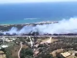 El Servicio de Extinción de Incendios Forestales de Andalucía (INFOCA) ha alertado este viernes de un incendio declarado en una playa de Tarifa, en la provincia de Cádiz.
​
​Hasta el lugar se han desplazado un helicóptero de transporte y extinción, un "pesado Kamov", dos autobombas y 20 bomberos forestales.
​
​Los equipos que desarrollan las labores de extinción tratan de evitar que las llamas ganen más espacio en el límite sur de la playa, rodeada de vegetación, y que el fuego pueda alcanzar a diferentes viviendas que hay en la zona.